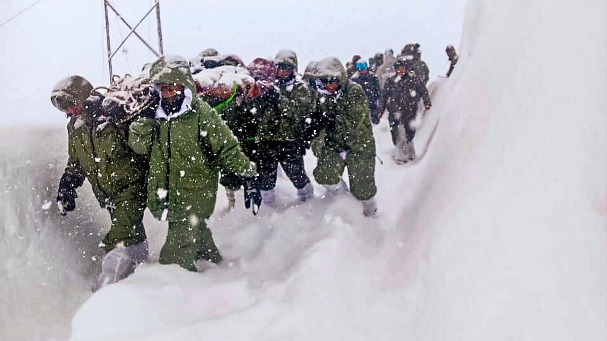 Indian army personnel during a rescue operation in Chamol 28 February (photo: PTI)