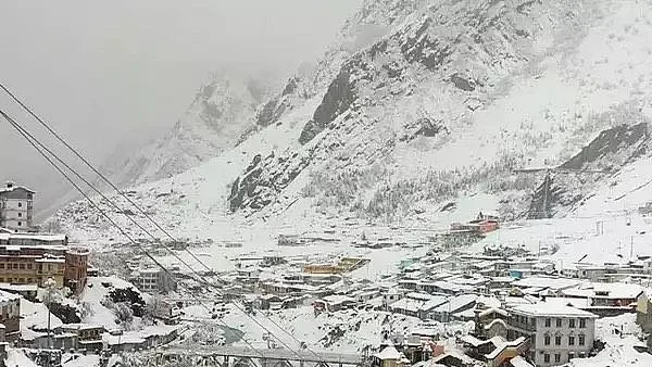 Avalanche near Mana village (photo courtesy: Indian Army)