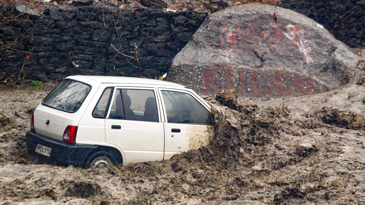 A vehicle buried under the debris in Kullu on 28 February (photo: PTI)