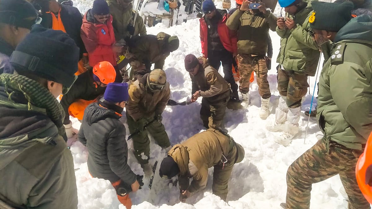 The rescue operation at the avalanche site (Photo: PTI)