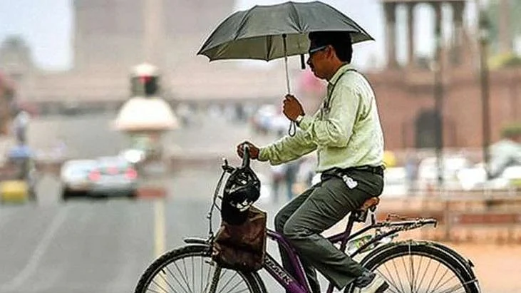 A man protects himself from severe heat during summer (photo: PTI)