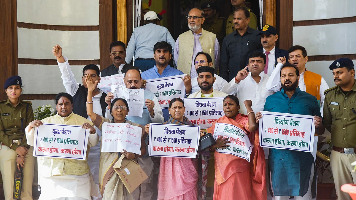 Rabri Devi with others protest in Patna on 3 March (photo: PTI)