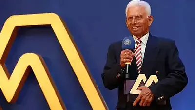 Padmakar Shivalkar with the BCCI's Lifetime Achievement Award in 2017