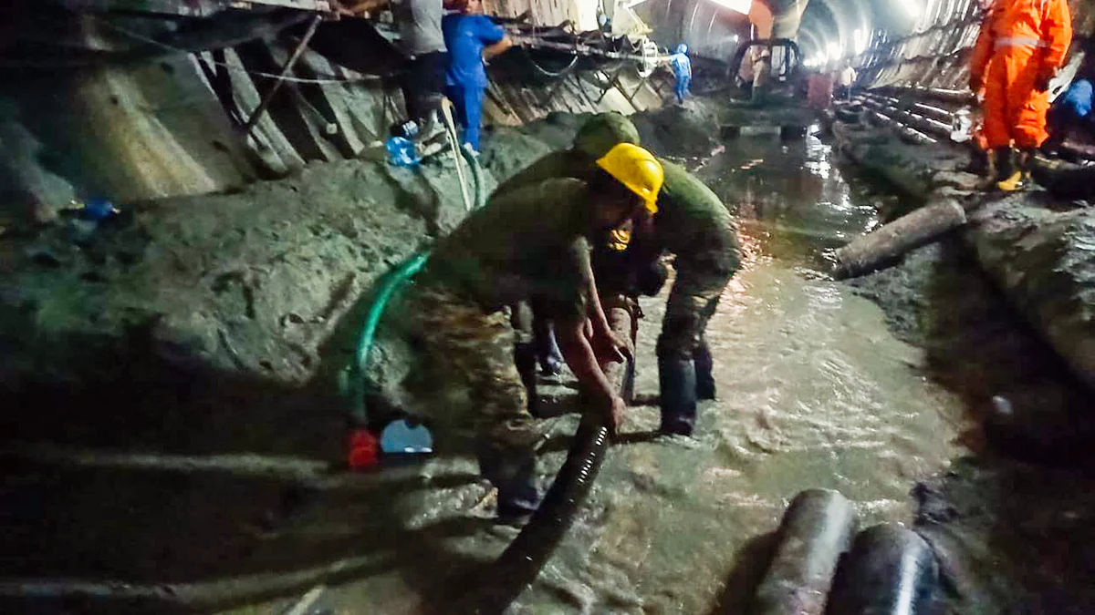 Rescuers working through slush and mud (photo: PTI)