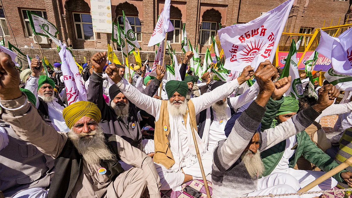 Samyukt Kisan Morcha's protest outside Amritsar deputy commissioner's office, 5 March 2025