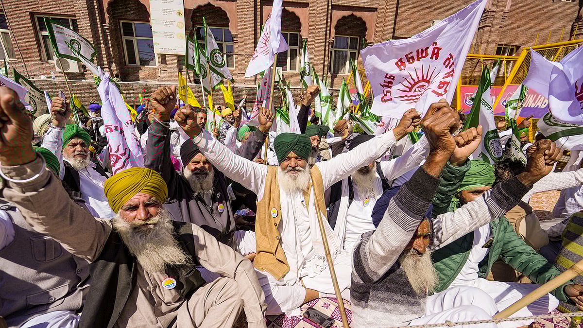 Samyukt Kisan Morcha's protest outside Amritsar deputy commissioner's office, 5 March 2025