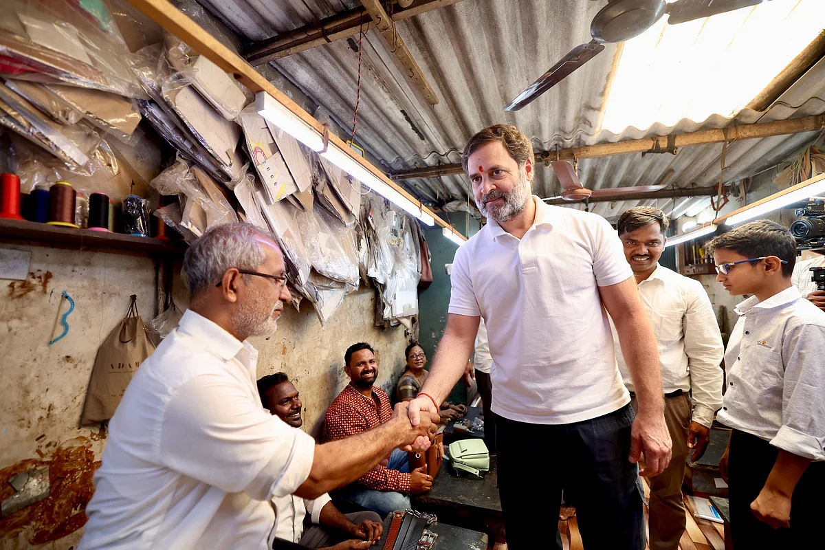 Rahul Gandhi meets the leather manufacturers of Dharavi