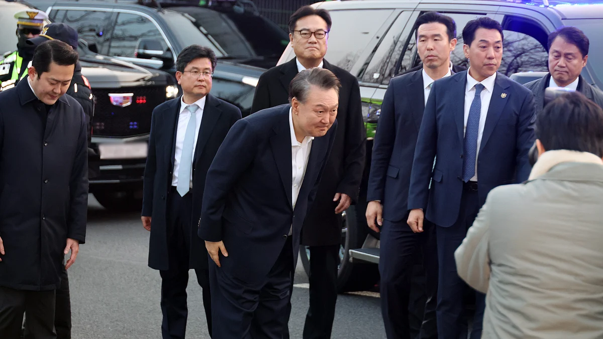 President Yoon Suk Yeol bows to supporters after being released from the Seoul Detention Center