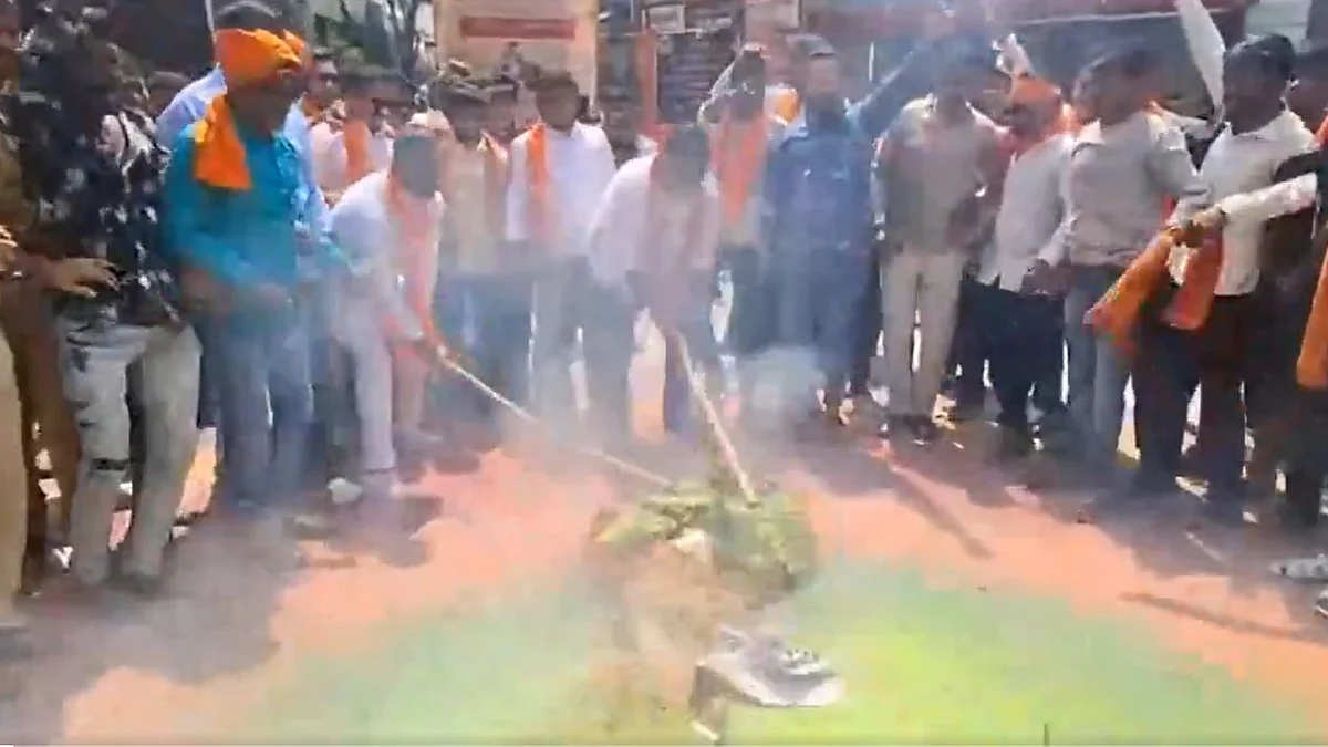 Right-wing outfits burnt an effigy of Aurangzeb in Nagpur