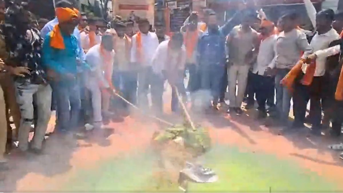 Right-wing outfits burnt an effigy of Aurangzeb in Nagpur