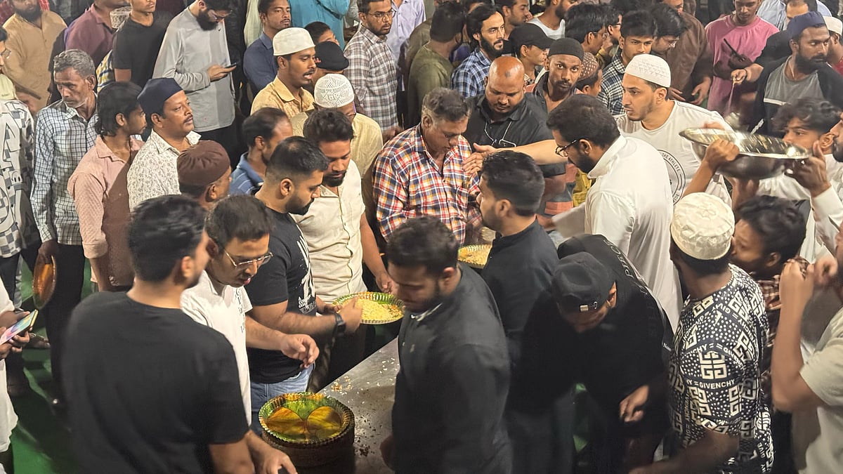 A mass sehri in Hyderabad (photo: @Md_MajidHussain/X)