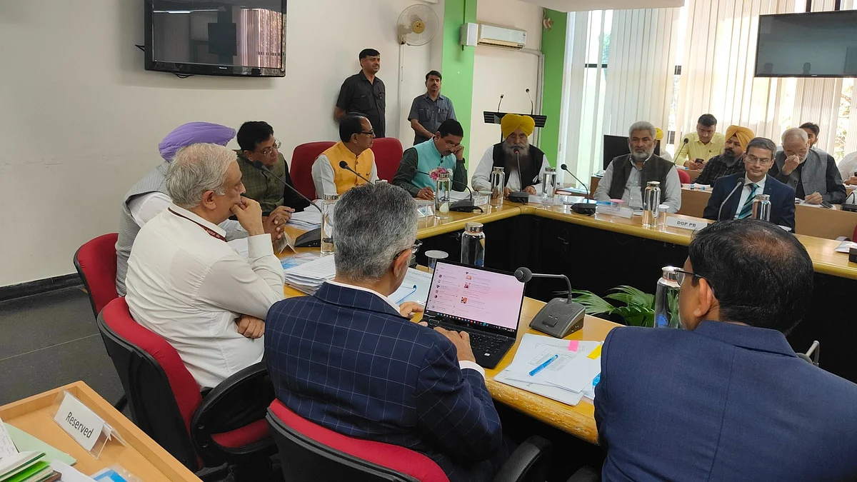 Shivraj Singh Chouhan negotiates with Jagjit Singh Dallewal and other farmer leaders in Mohali