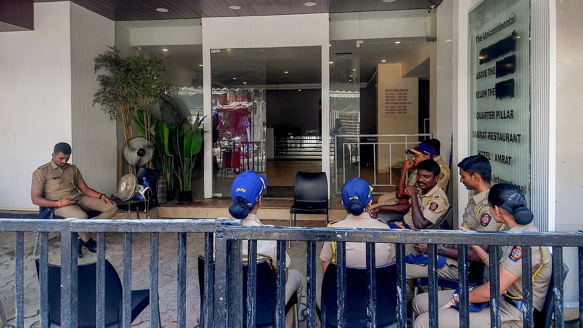 Police personnel outside the hotel in Mumbai on 24 March (photo: PTI)