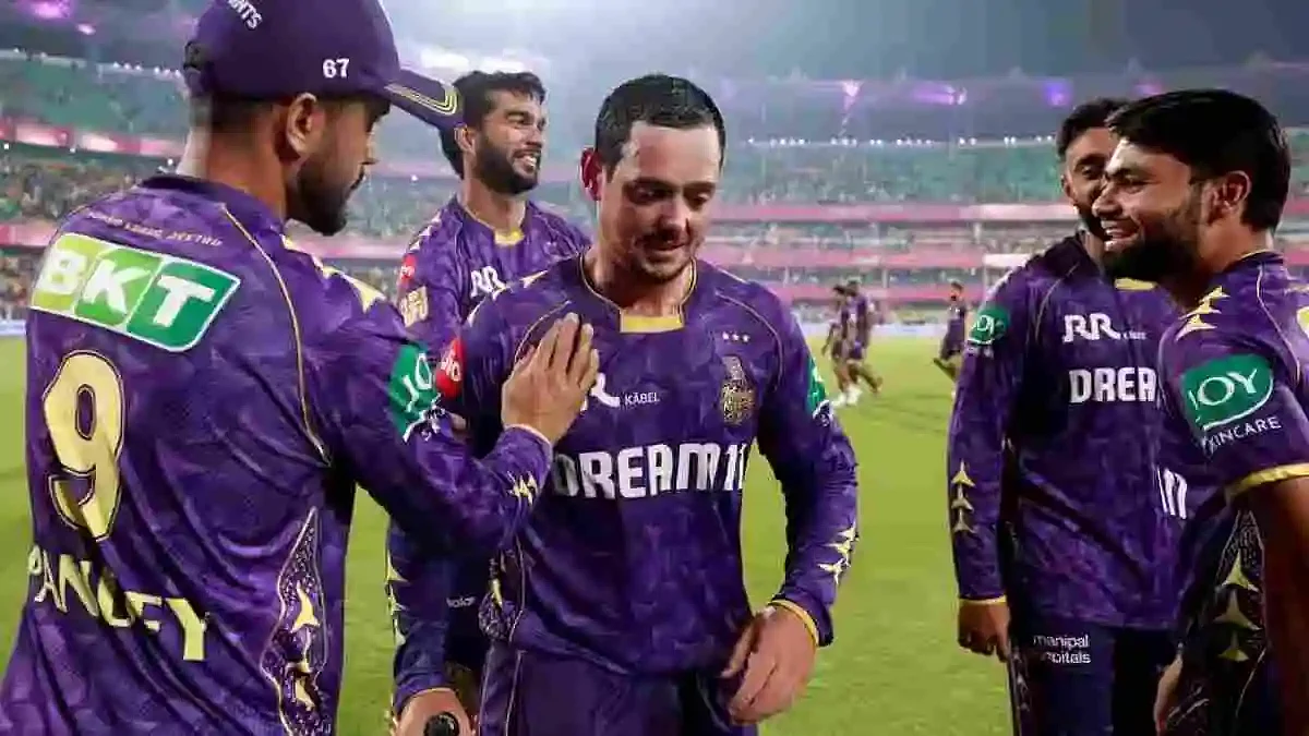 Quinton de Kock (C) being congratulated by his KKR teammates (photo: IPL) 