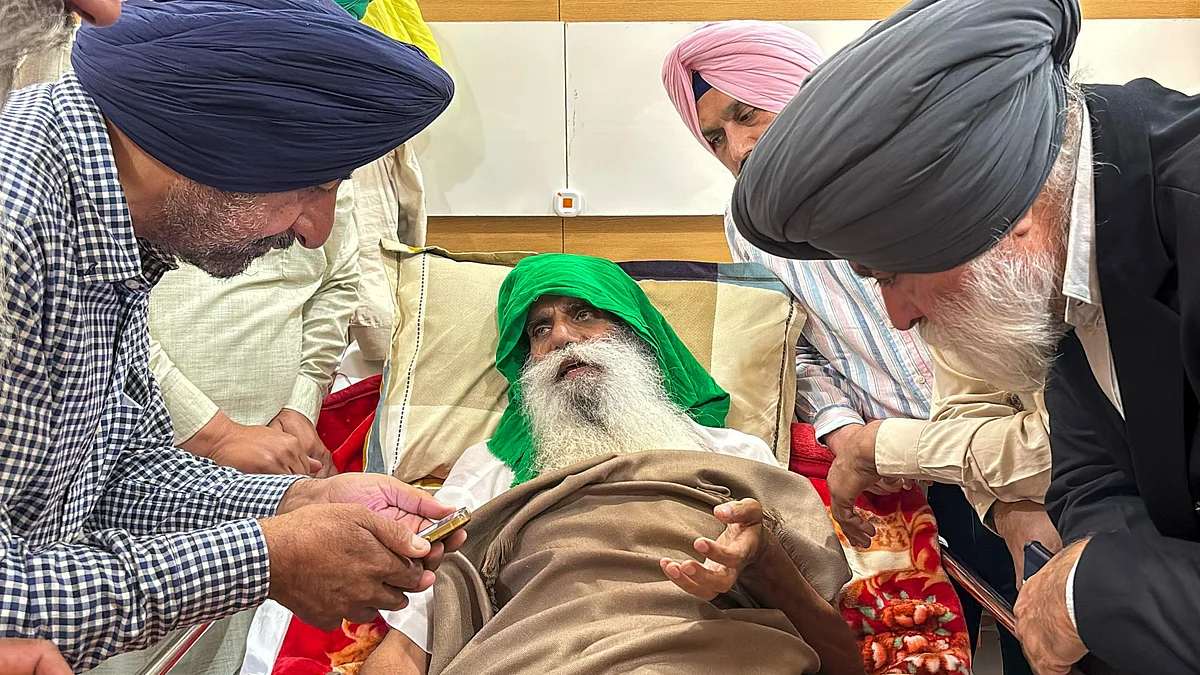 Doctors examine Jagjit Singh Dallewal in Patiala on 28 March (photo: PTI) 
