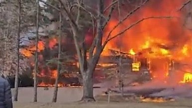 A house on fire after the plane crash in Minnesota on 29 March (photo: IANS)
