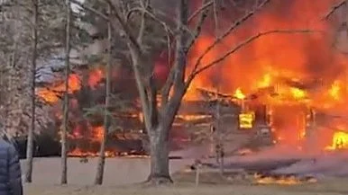 A house on fire after the plane crash in Minnesota on 29 March (photo: IANS)