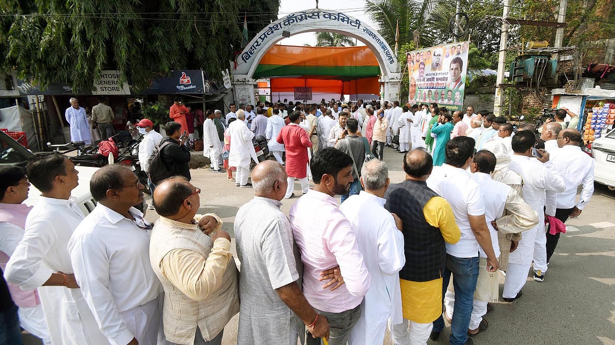 Congress workers queue up outside Sadaquat Ashram in Patna to meet the new BPCC chief 