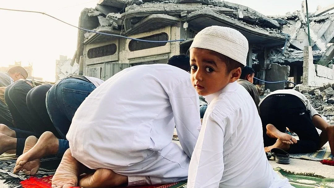 Eid prayers amid the rubble of Gaza (photo: @Arabbeau/X)