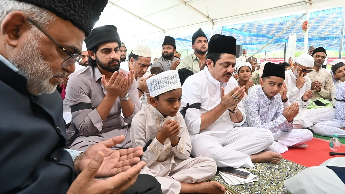 Devotees wear black bands to protest against Waqf bill (photo: IANS)