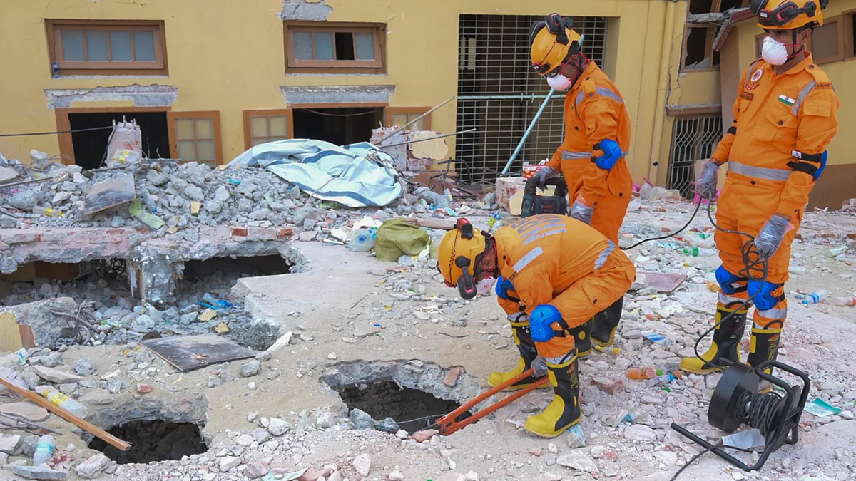 NDRF personnel conduct rescue operation in Mandalay on 2 March (photo: PTI)