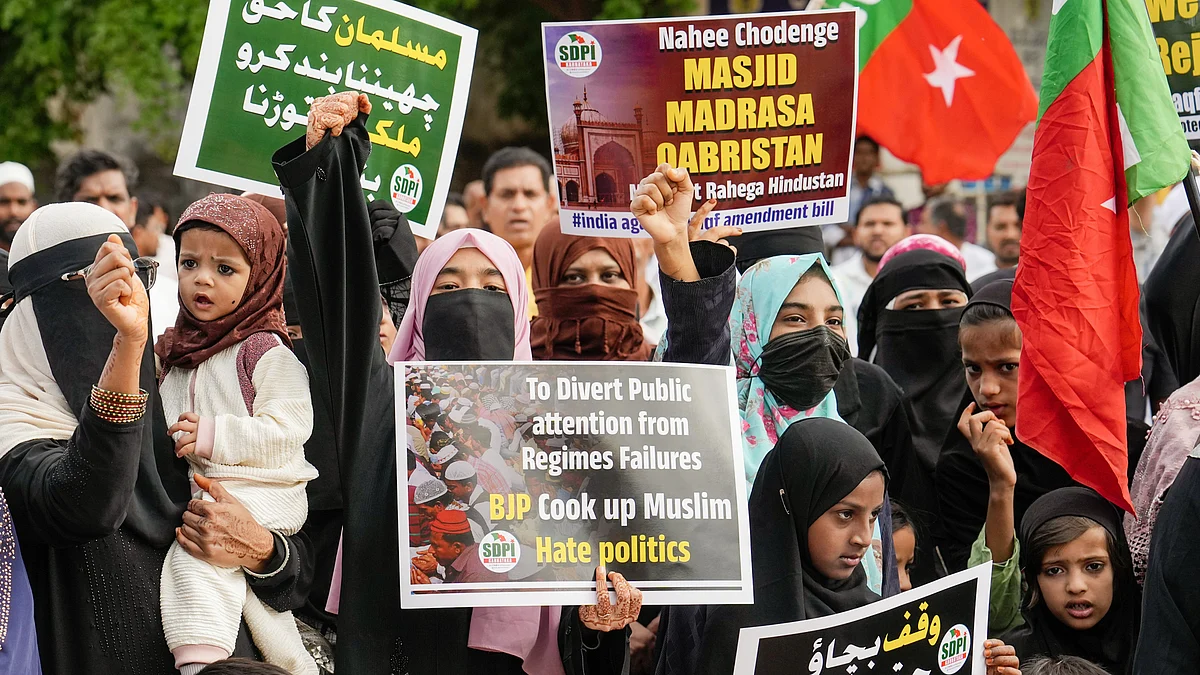 Protest against the Waqf Act with slogan 'Nahee chodenge  masjid madrasa qabristan' (photo: PTI)