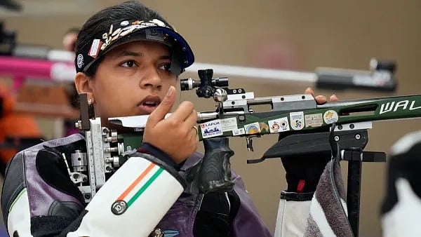 Sift Kaur Samra staged a rallying win to give India first gold of the event