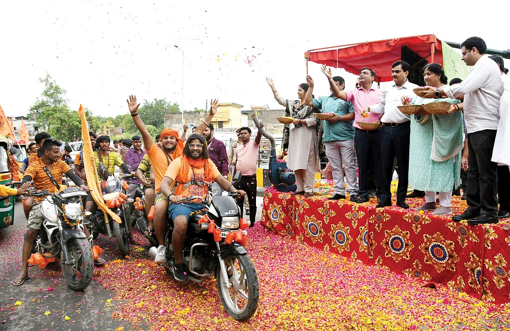 Government officials shower rose petals on kanwariyas in
Ghaziabad, August 2024
