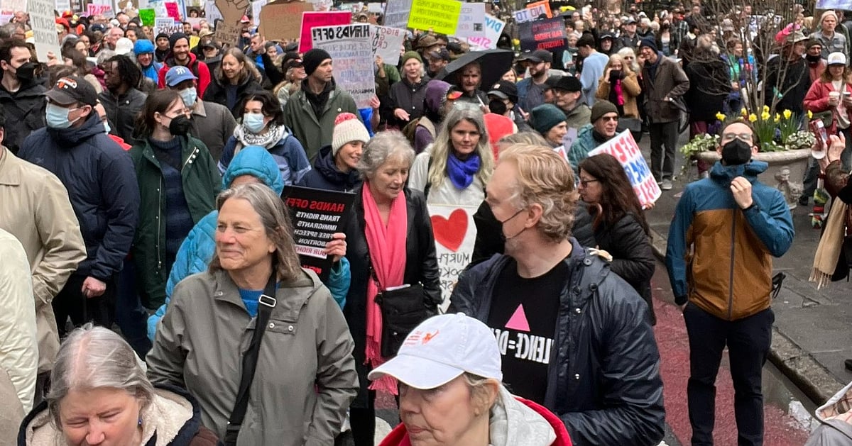 ‘हैंड्स ऑफ!’ ट्रंप और मस्क के खिलाफ विरोध की लहर, न्यूयॉर्क से अलास्का तक गूंज! ‘हैंड्स ऑफ!’ ट्रंप और मस्क के खिलाफ विरोध की लहर, न्यूयॉर्क से अलास्का तक गूंज!