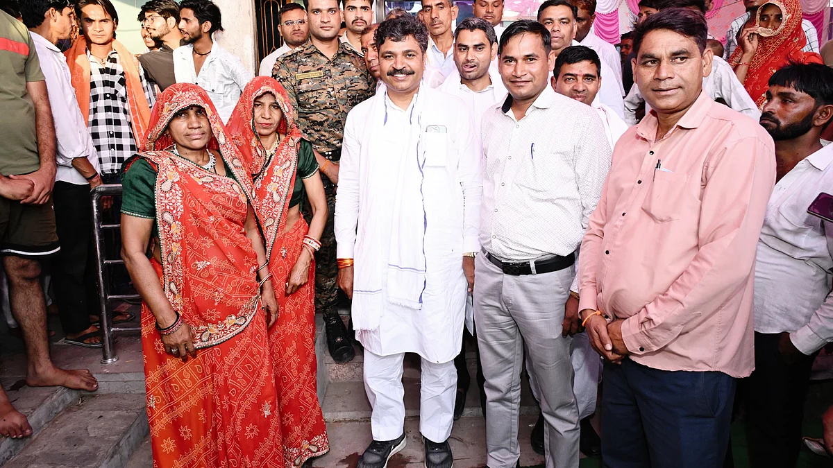 Rajasthan Congress leader Tikaram Jully (centre, photo: @OfficeofTRJ/X)