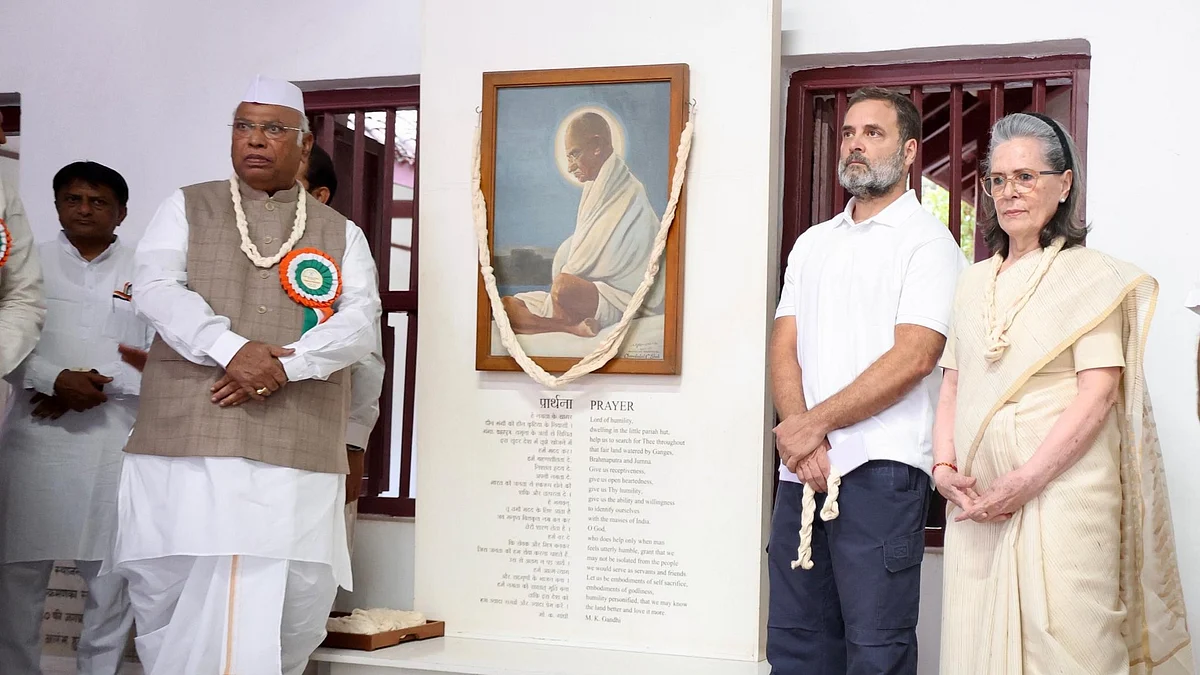 Mallikarjun Kharge (L), Rahul Gandhi, Sonia Gandhi (R) pay homage to Mahatma Gandhi at Sabarmati Ashram