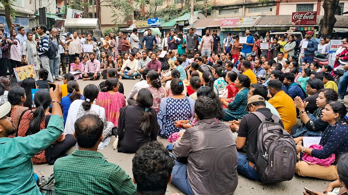 School teachers protest in Siliguri on 9 April (photo: PTI)