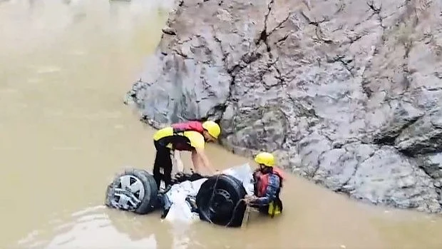 SDRF officials conduct rescue operation in Devprayag on 12 April (photo: IANS) 