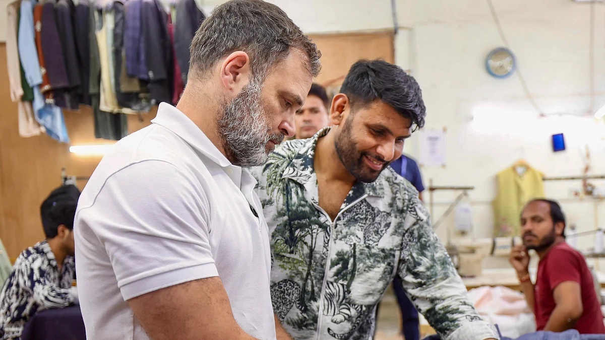 Rahul Gandhi meets a textile designer in New Delhi (photo: PTI)