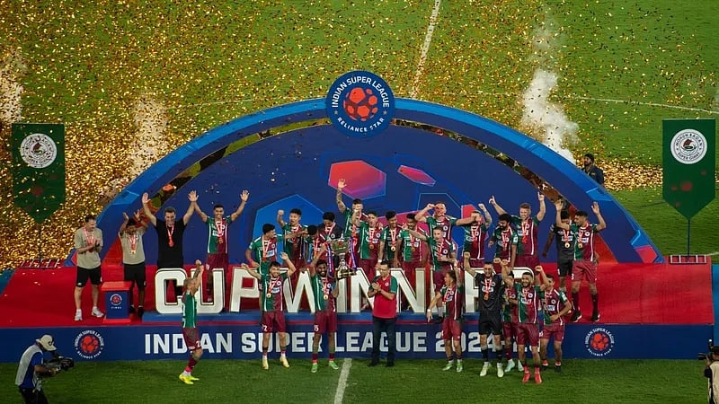 Mohun Bagan players celebrate with ISL Cup on Saturday