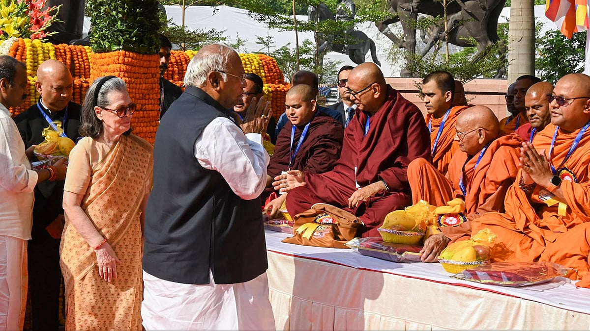 Mallikarjun Kharge and Sonia Gandhi meet Buddhist monks in New Delhi on 14 April (photo: PTI)