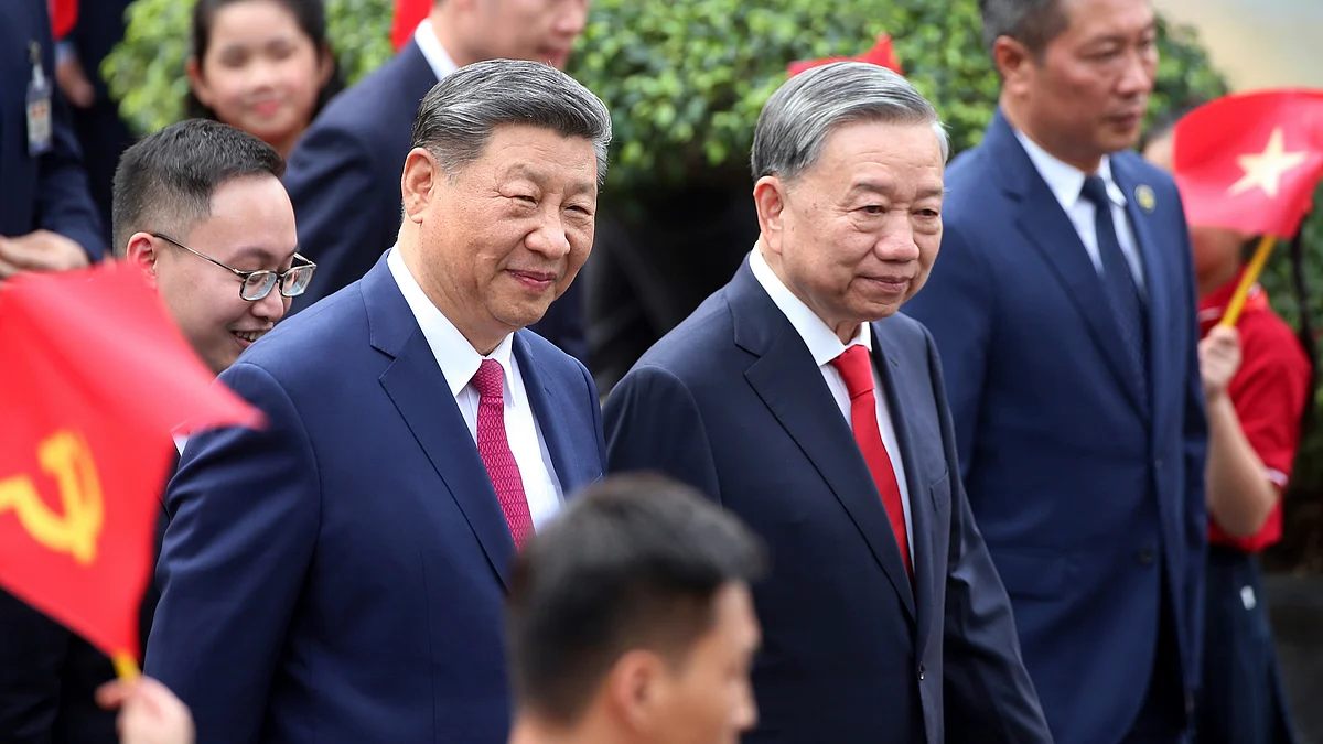 Xi Jinping with To Lam at Presidential Palace in Hanoi on 14 April (photo: AP/PTI)