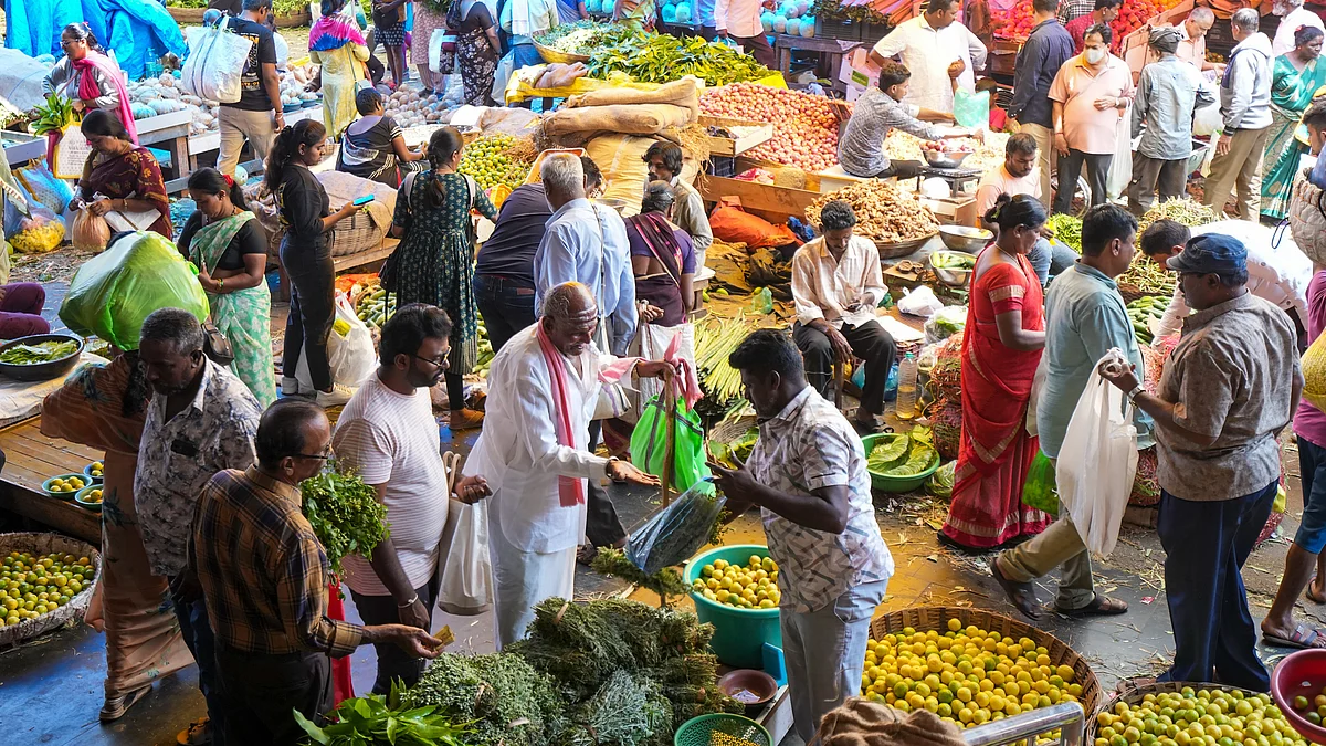 People purchase vegetables from a wholesale market in Bengaluru on 29 March (photo: PTI)