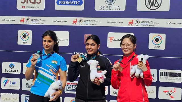 Suruchi (centre) and Manu Bhaker shot a 1-2 for India