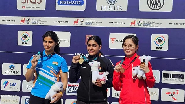 Suruchi (centre) and Manu Bhaker shot a 1-2 for India