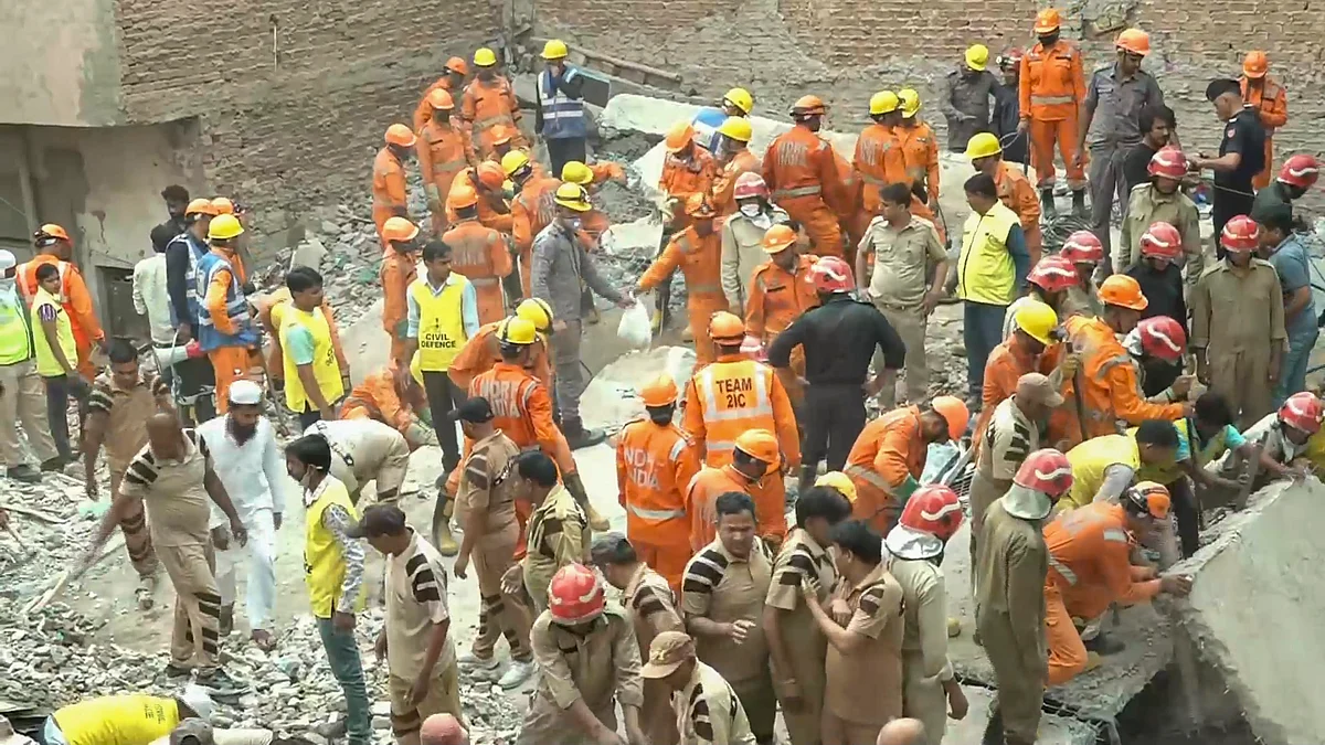 Rescue operation underway in New Delhi's Dayalpur area on 19 April (photo: PTI)