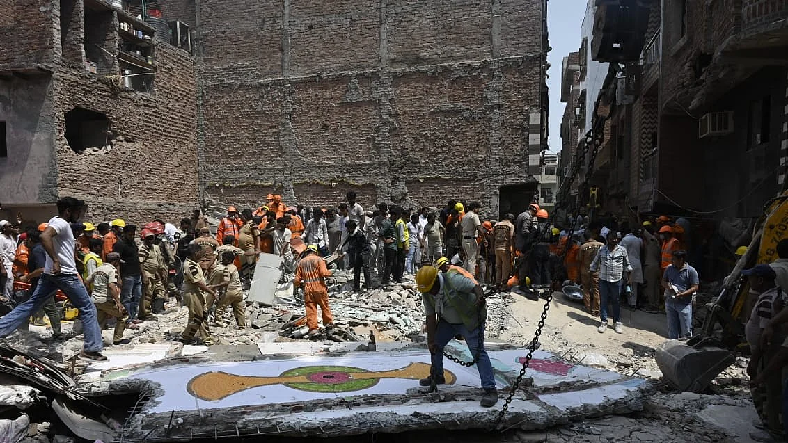 Rescue operations at the Mustafabad building site impeded by narrow lanes (photo: Vipin/NH)