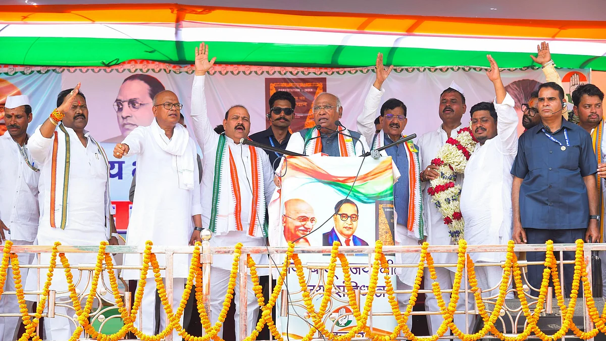 Mallikarjun Kharge addresses a public meeting in Buxar on 20 April (photo: PTI)