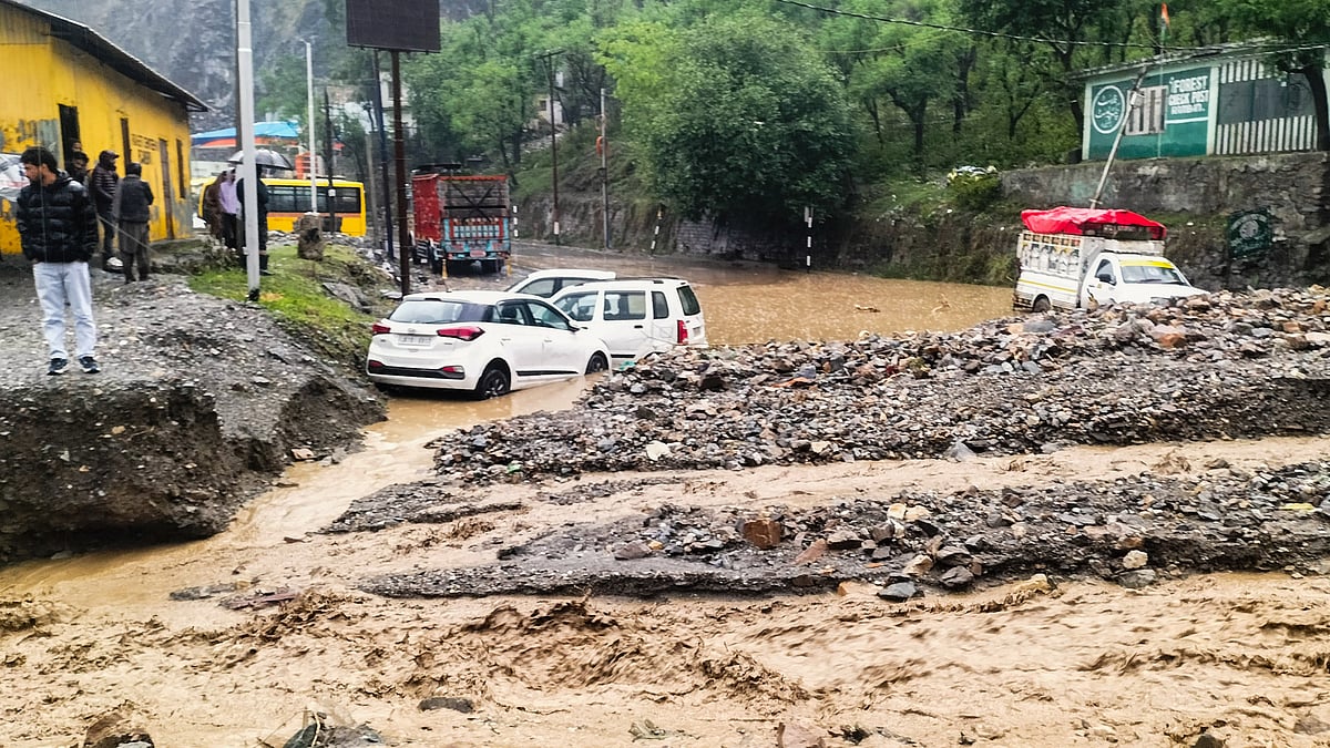 Vehicles stuck in mud after a landslide in Ramban district of J&K (photo: PTI)