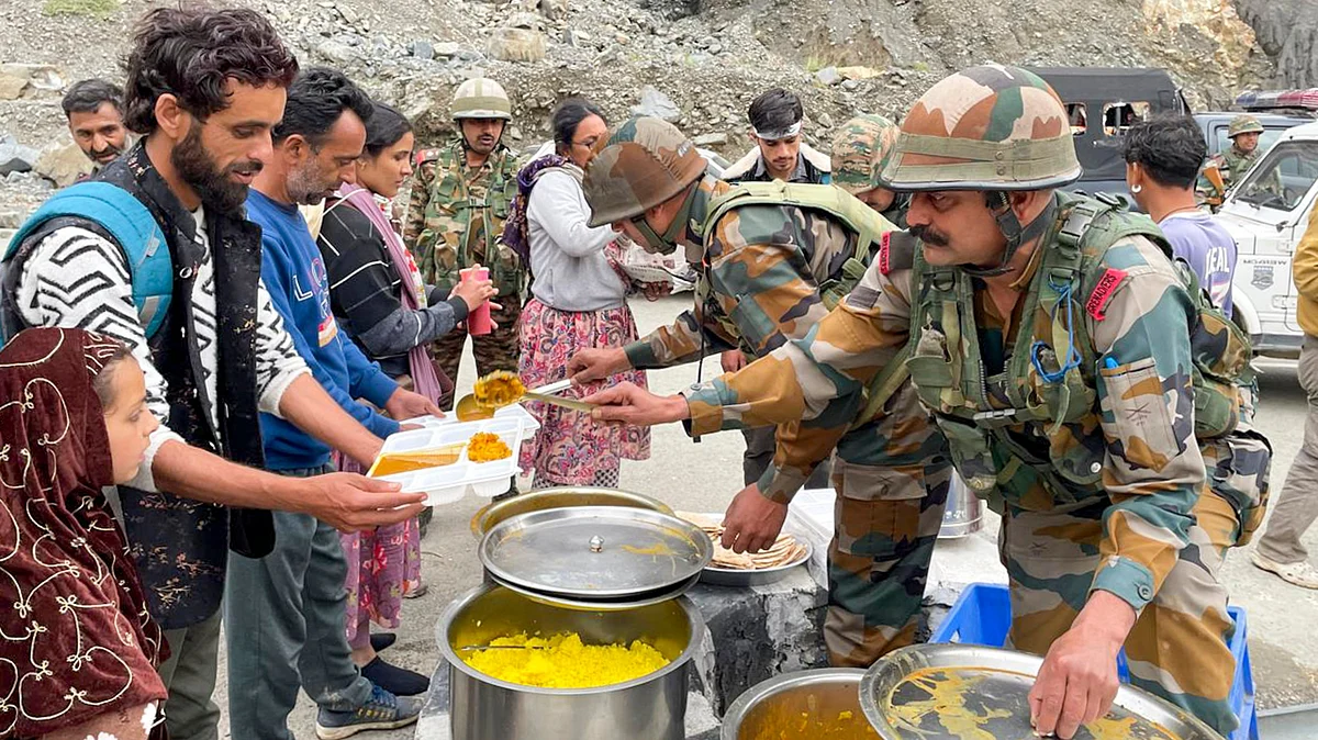 Army men serve food after cloudburst and heavy rain in Ramban on 20 April (photo: PTI)