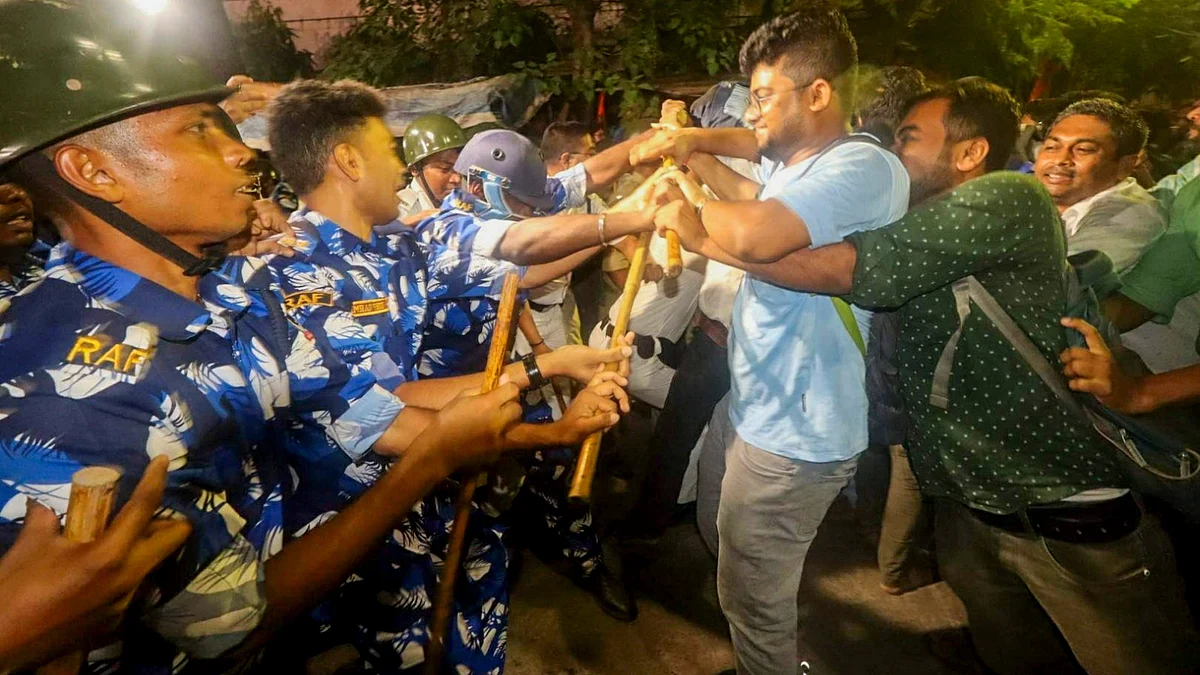 Teaching and non-teaching staff protest outside WBSSC in Kolkata on 21 April (photo: PTI)
