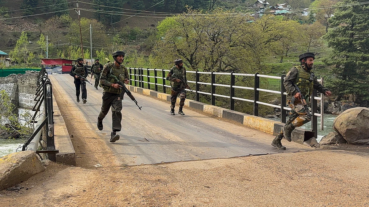 Security personnel rush to the scene of the attack (photo: PTI 
