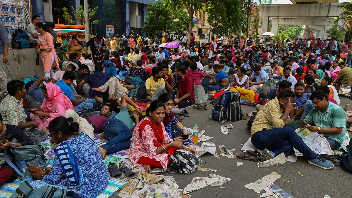 The school job agitators, who launched a demonstration on 21 April, said their sit-in will continue