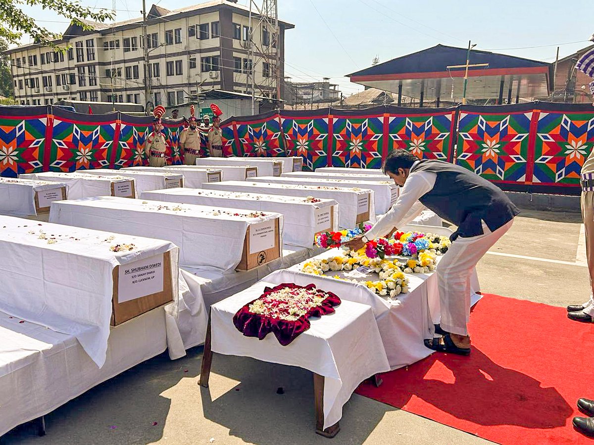 Congress MP K.C. Venugopal lays a wreath in tribute to the victims of the Pahalgam terror attack (photo: @kcvenugopalmp/X) 