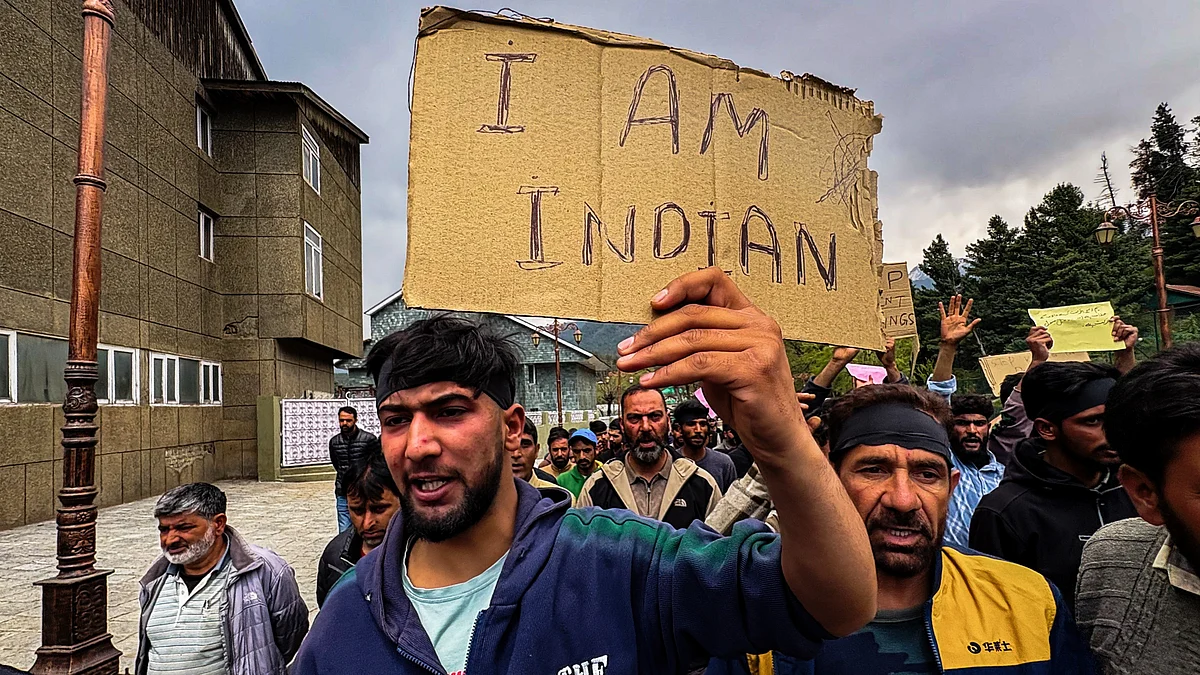 Pahalgam Taxi Owners Association protests the attack, amid a bandh in Anantnag (photo: PTI)